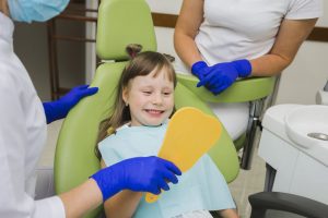 dziecko u dentysty leczenie zębów mlecznych