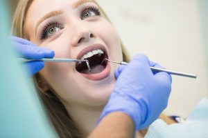 aparat retencyjny w ortodoncji, kiedy dentysta zleca noszenie retainera